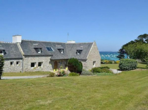 Ancienne ferme en pierre devant la mer